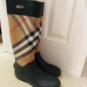 Burberry Rain Boots Great Condition